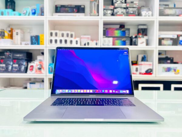 APPLE MACBOOK PRO 2017  I7 16GB RAM / 256GB SSD ( BRAND NEW CONDITON )